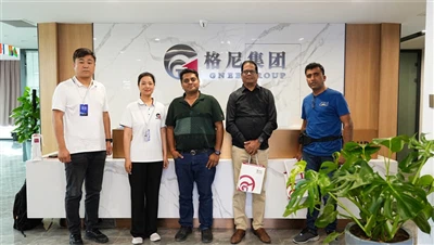 Indiska kunder besöker företaget för att signera Gr5-beställningar av titanfolie